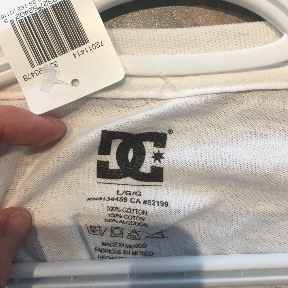 DC T-Shirt Size Large White with Red DC Logo - Picture 4 of 4